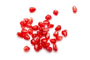 Beyaz zemin üzerinde izole edilmiş organik kırmızı nar tohumu (Punica granatum) mikro yakın plan.