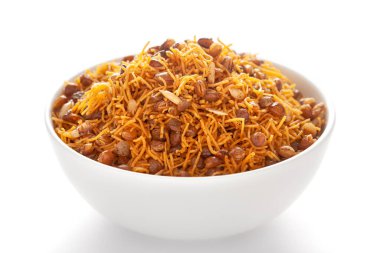 Kızarmış Masoor Dal (siyah mercimek) ile yapılan beyaz seramik bir kasede diyet Dal Bijli veya Dal güvesi. Hindistan baharatlı çerez yığını (Namkeen), arka plan ışığı altında, yan görünüm, beyaz arka plan karşı.