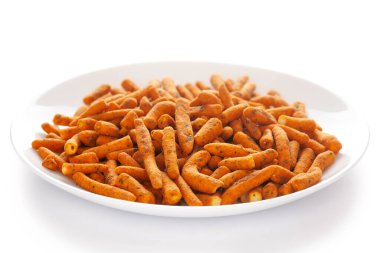 Nohut unu ve kırmızı biberden yapılmış beyaz seramik tabakta baharatlı Chutney Sev. Hindistan baharatlı çerez yığını (Namkeen), arka plan ışığı altında, yan görüş