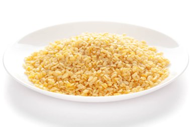 Kavrulmuş Mung fasulyesinden yapılmış beyaz seramik tabakta Çıtır Moong Dal. Hindistan baharatlı çerez yığını (Namkeen), arka plan ışığı altında, yan görüş