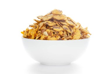 Baharatlı Chana Jor Garam beyaz bir seramik kasede, kızarmış Bengal Nohutu ile yapılır. Hindistan baharatlı abur cubur yığını (Namkeen), arka plan ışığı altında, beyaz arka plan karşı cephe manzaralı.