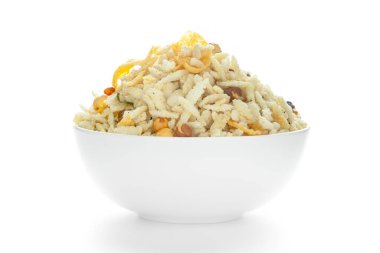 Puff Rice, Corn Flakes ve Curry yapraklarından yapılmış beyaz bir seramik kasede Çıtır Diyet Karışımı. Hindistan baharatlı çerez yığını (Namkeen), beyaz arka plana karşı ön manzara.