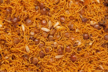 Dal Biji veya Dal güve Full Frame duvar kağıdı, kavrulmuş Masoor Dal (siyah mercimek) ve küçük besan sev ile yapılır. Hint baharatlı atıştırmalıkları (Namkeen), Top view.