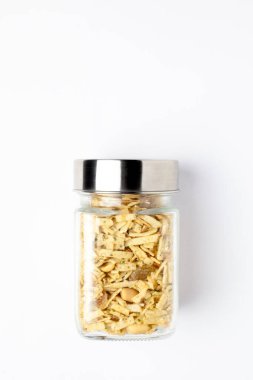 Kapağı kapalı cam bir kavanozda Aloo Mixture, patates, fıstık, kuru üzüm vb. Hint baharatlı çerezleri (Namkeen), Üst Manzara, beyaz arka plan üzerinde.