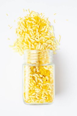 Çıtır Limonlu Bhel döküldü ve cam kavanoza döküldü. Puff Rice küçük besan sev ile yapıldı. Hint baharatlı çerezleri (Namkeen), Üst Manzara, beyaz arka plan üzerinde