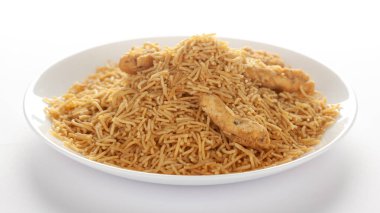 Hint baharatlı aperatifleri (Namkeen) - Beyaz bir tabakta Bikaneri Besan Bhujia, nohut unundan (Besan) yapılmış, kenar manzaralı, beyaz arka planda.