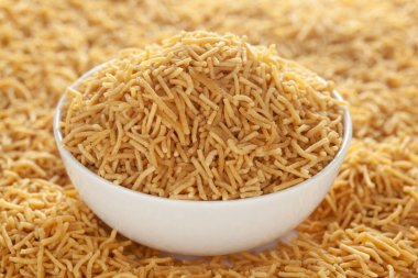 Hint baharatlı aperatifleri (Namkeen) - Bikaneri Besan Bhujia, nohut unundan (Besan) yapılan beyaz bir kâse, yan görüş.