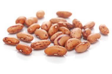 Mikro yakın plan ve beyaz arka plan üzerinde izole edilmiş kahverengi Hint Rajma 'sı (safsata kabalığı) veya Fransız Fasulyesi veya Böbrek Fasulyesi detayları