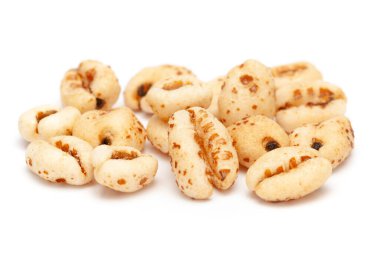 Mikro yakın plan ve beyaz zemin üzerinde izole edilmiş kuru organik kabarık buğday detayları.