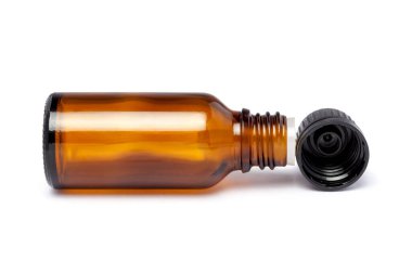 Kehribar rengi, iğne deliği düşürücü ve siyah kapaklı küçük cam şişe..