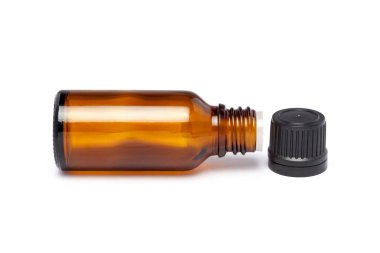 Kehribar rengi, iğne deliği düşürücü ve siyah kapaklı küçük cam şişe..