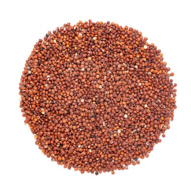 Çember şeklinde organik kırmızı kinoa tohumu (Chenopodium kinoa). Beyaz Arka plan 'da izole edilmiş. Mikro Kapanış, Üst Görünüm.