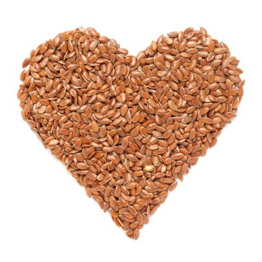 Organik keten tohumu (Linum usitatissimum) veya Heart Shape 'deki keten tohumu. Beyaz Arka plan 'da izole edilmiş. Mikro Kapanış, Üst Görünüm.