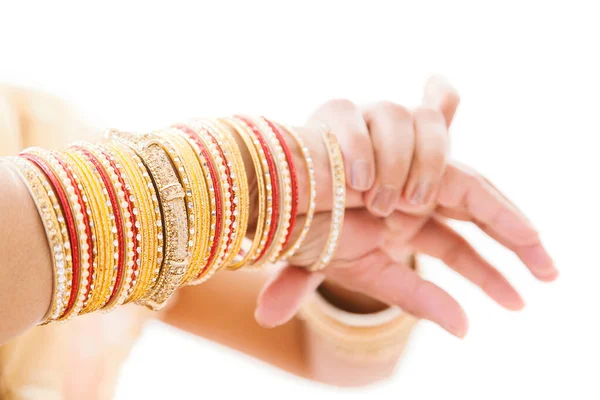 Prachtige Handen Van Een Indiase Bruid Die Traditionele Gouden Bangles — Stockfoto