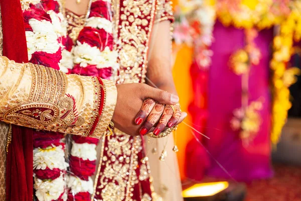 Een Indiase Bruid Bruidegom Die Hun Hand Vasthouden Tijdens Een — Stockfoto