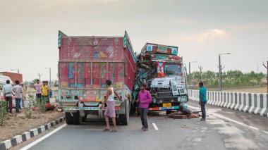 Hindistan 'da yolu olan Hint kamyonu