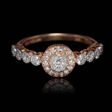 Elmas Yüzüğü 'nün Kapanışı' nda siyah arkaplan üzerinde birçok elmas mücevheri var