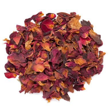 Beyaz arka planda kurumuş organik Damask gül yaprakları (Rosa Damascena) izole edilmiştir. Makro yakın plan. Üst görünüm.