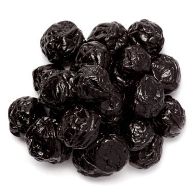 Beyaz zemin üzerinde organik hava kurutulmuş erik yaban mersini (Vaccinium corymbosum) izole edilmiştir. Makro yakın plan. Üst görünüm.