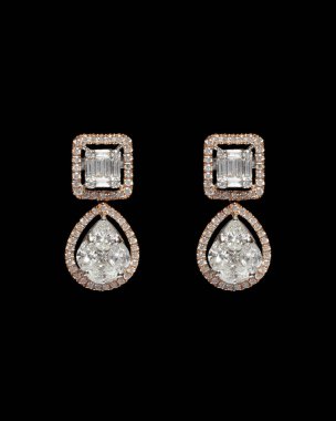 Siyah arka planda izole edilmiş elmaslı çift küpe.