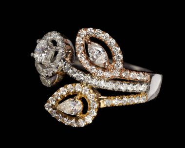 Güzel bir düğünün ya da solitaire elmas yüzüğünün yakın plan çekimi. Platin ya da beyaz altından yapılmış birçok elmas mücevher var.