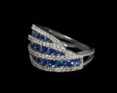 Güzel bir düğünün ya da solitaire elmas yüzüğünün yakın plan çekimi. Platin ya da beyaz altından yapılmış birçok elmas mücevher var.