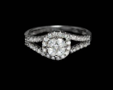 Güzel bir düğünün ya da solitaire elmas yüzüğünün yakın plan çekimi. Platin ya da beyaz altından yapılmış birçok elmas mücevher var.