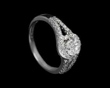 Güzel bir düğünün ya da solitaire elmas yüzüğünün yakın plan çekimi. Platin ya da beyaz altından yapılmış birçok elmas mücevher var.