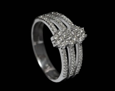 Güzel bir düğünün ya da solitaire elmas yüzüğünün yakın plan çekimi. Platin ya da beyaz altından yapılmış birçok elmas mücevher var.