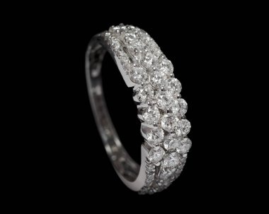 Güzel bir düğünün ya da solitaire elmas yüzüğünün yakın plan çekimi. Platin ya da beyaz altından yapılmış birçok elmas mücevher var.