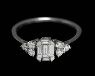 Güzel bir düğünün ya da solitaire elmas yüzüğünün yakın plan çekimi. Platin ya da beyaz altından yapılmış birçok elmas mücevher var.