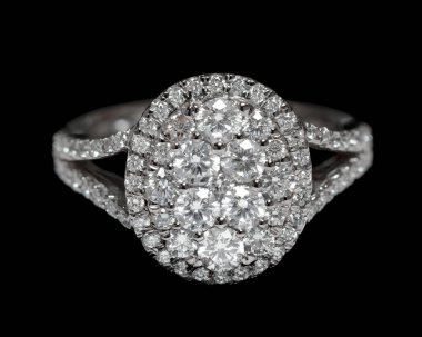 Güzel bir düğünün ya da solitaire elmas yüzüğünün yakın plan çekimi. Platin ya da beyaz altından yapılmış birçok elmas mücevher var.