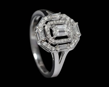 Güzel bir düğünün ya da solitaire elmas yüzüğünün yakın plan çekimi. Platin ya da beyaz altından yapılmış birçok elmas mücevher var.