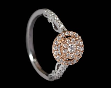 Güzel bir düğünün ya da solitaire elmas yüzüğünün yakın plan çekimi. Platin ya da beyaz altından yapılmış birçok elmas mücevher var.