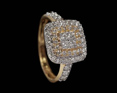 Güzel bir düğünün ya da solitaire elmas yüzüğünün yakın plan çekimi. Platin ya da beyaz altından yapılmış birçok elmas mücevher var.