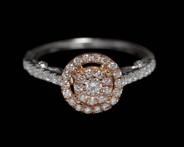 Güzel bir düğünün ya da solitaire elmas yüzüğünün yakın plan çekimi. Platin ya da beyaz altından yapılmış birçok elmas mücevher var.