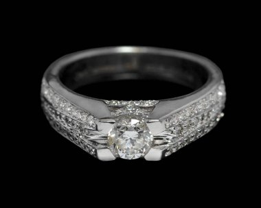 Güzel bir düğünün ya da solitaire elmas yüzüğünün yakın plan çekimi. Platin ya da beyaz altından yapılmış birçok elmas mücevher var.