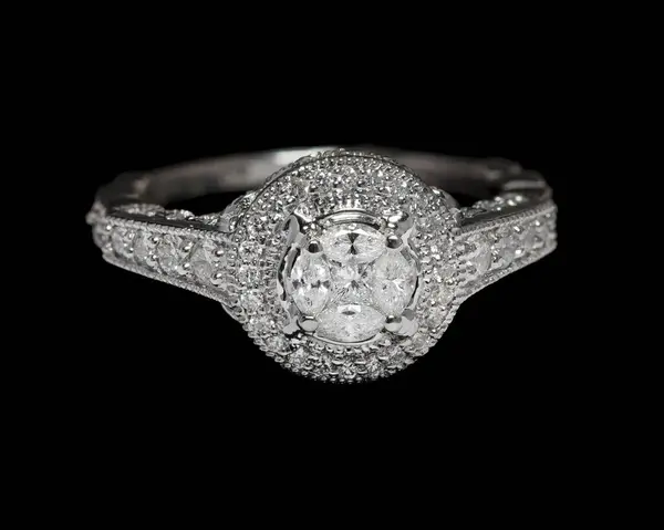 Detailní Záběr Krásné Svatby Nebo Solitaire Diamond Ring Mnoha Diamanty Royalty Free Stock Obrázky