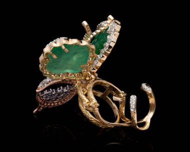 Siyah arkaplanda kelebek şeklindeki altın elmas yüzüğe yakın durun..