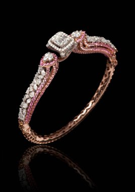 Bir elmas yüzüğün yakın planında siyah bir arkaplan üzerinde birçok elmas ve mücevher var..