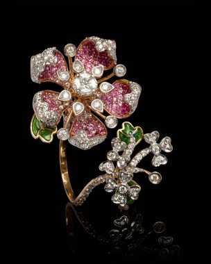 Güzel çiçekleri yakın plan siyah zemin üzerinde altın elmas bir yüzük