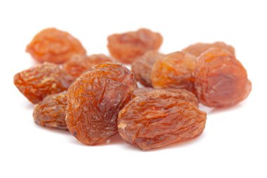 Mikro yakın plan ve beyaz zemin üzerinde izole edilmiş organik Hint koyu kahverengi munnakka üzümleri (Vitis vinifera - kuru üzüm tohumu) ayrıntıları.