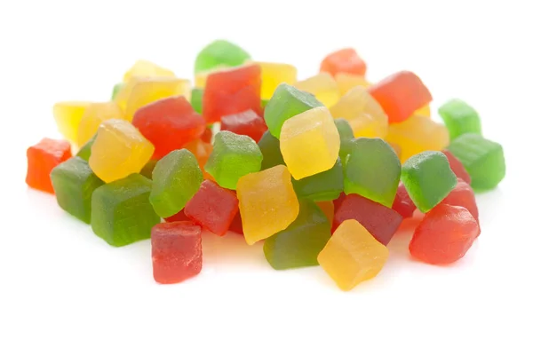 Mikro yakın plan ve beyaz zemin üzerinde izole edilmiş organik Hint kırmızısı yeşil karışık renkli tutti frutti tatlı tatlı şeker ayrıntıları.