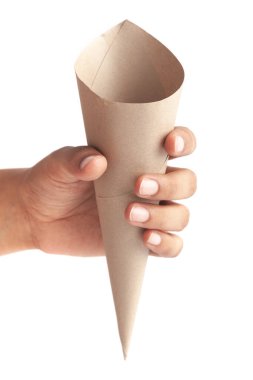 Boş kahverengi (haki) renkli kağıt külah torbası, abur cubur paketi, patates kızartması ve nugget paketlemek için el yapımı kağıt, beyaz üzerine el konmuş kahverengi kağıt koni.