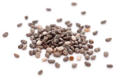 Mikro yakın plan ve beyaz zemin üzerinde izole edilmiş organik Hint organik chia tohumu (Salvia hispanica) detayları.