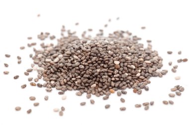 Mikro yakın plan ve beyaz zemin üzerinde izole edilmiş organik Hint organik chia tohumu (Salvia hispanica) detayları.