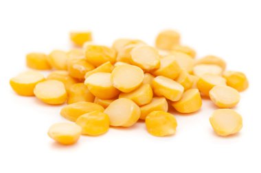 Mikro yakın plan ve Organik Hint Bengal Gramı (Cicer arietinum) ayrıntıları veya beyaz arkaplan üzerinde ayrılmış sarı chana dal.