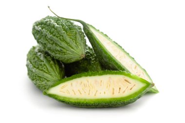 Organik Hint acı kabaklarının (Momordica charantia) ya da taze yeşil Karela, çapraz kesim ya da dikey dilimlenmiş, beyaz üzerine izole edilmiş.