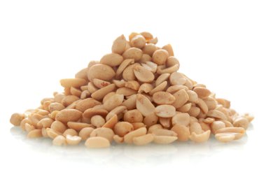 Kıtır kıtır, kavrulmuş Fıstık, Hint Lokantası, Hint baharatlı atıştırmalıkları (Namkeen), bir yığın halinde, beyaz arka planda izole edilmiş.