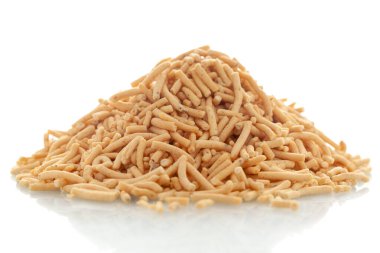 Marwadi Bhujiya Hint çerezi (abur cubur), Hint baharatlı atıştırmalıkları (Namkeen), bir yığın halinde, beyaz arka planda izole edilmiş.